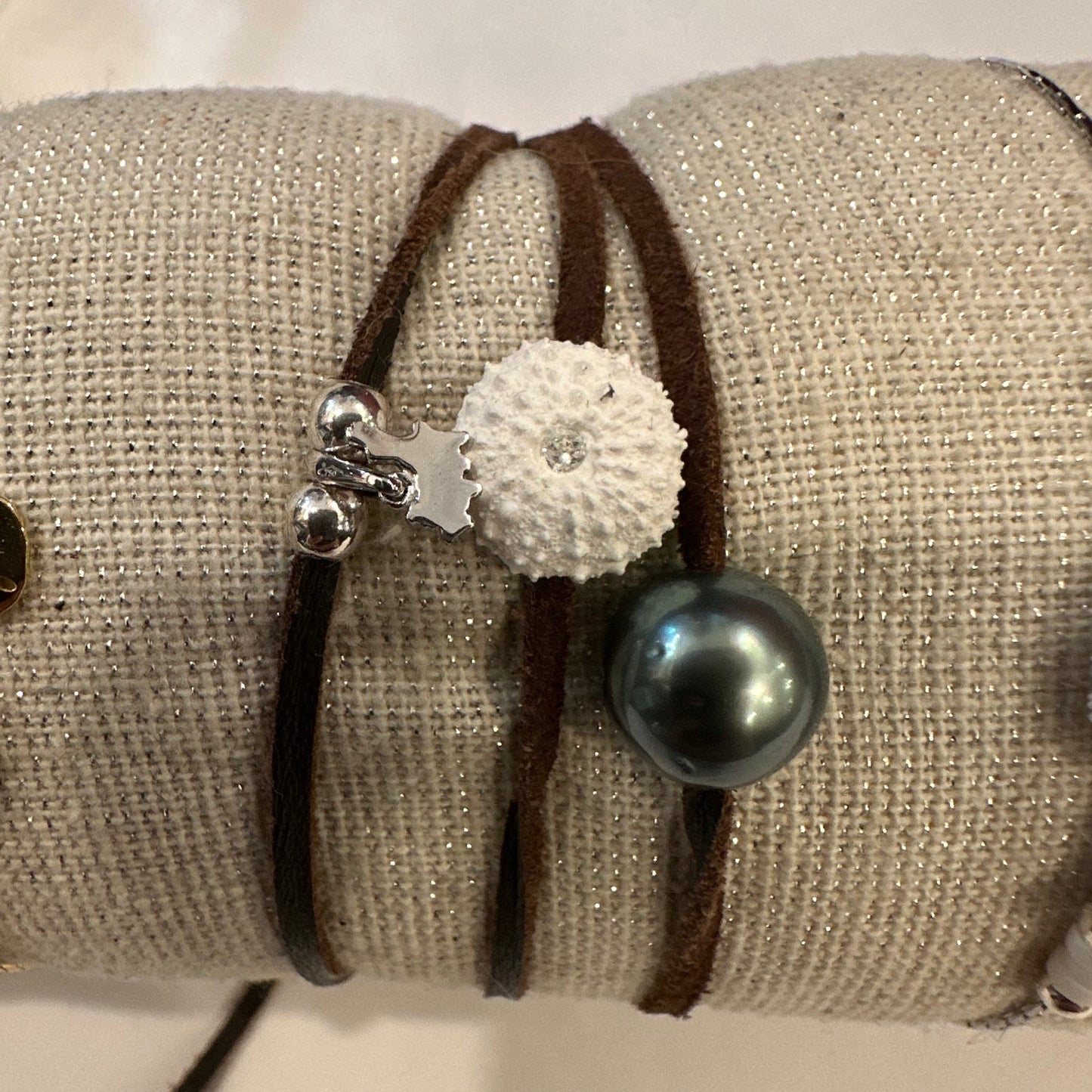 BRACELET CUIR PERLE DE TAHITI ET ILE DE ST BARTH ET OURSIN